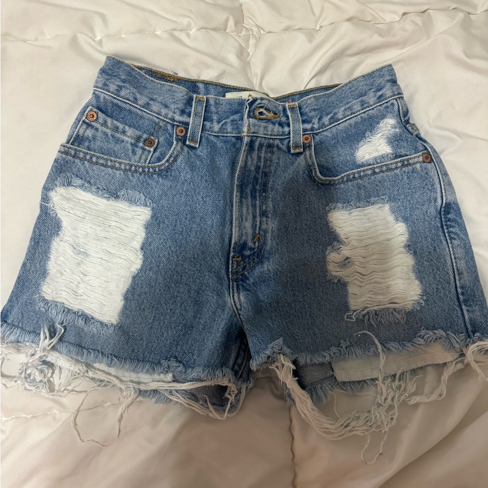 Vintage LEVI’s fit like a size 25. zipper is broken!! Paid $100 for these